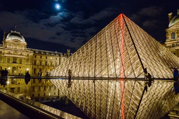 Louvre pyramid view. Night scene. Louvre is one of the biggest art Museum in world. France, Paris, October 7, 2014 — Stock Photo, Image