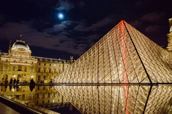 Pohled na Louvre pyramidy. Noční scéna. Louvre je jedním z největších muzeum umění ve světě. Francie, Paříž, říjen 7, 2014 — Stock fotografie