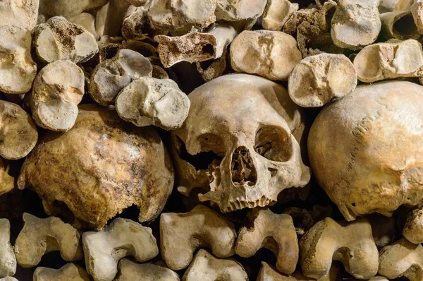 A katakombák, Párizs, Franciaország. Ők underground csontkamra és a turisztikai látványosságok. Franciaország, Párizs, 2014. október 07. — Stock Fotó