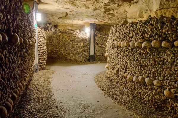 Yeraltı mezarlığı, Paris, Fransa. Bunlar yeraltı ossuaries ve turistik gösterir. Fransa, Paris, 07 Ekim 2014