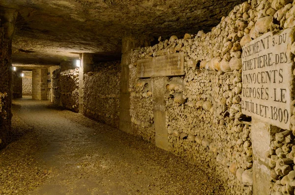 Yeraltı mezarlığı, Paris, Fransa. Bunlar yeraltı ossuaries ve turistik gösterir. Fransa, Paris, 07 Ekim 2014