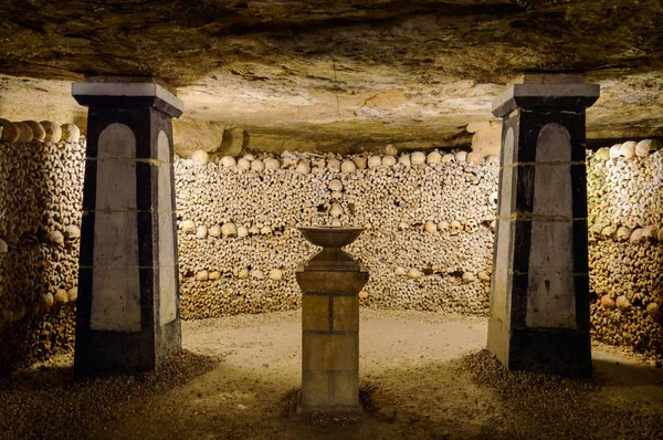 Yeraltı mezarlığı, Paris, Fransa. Bunlar yeraltı ossuaries ve turistik gösterir. Fransa, Paris, 07 Ekim 2014