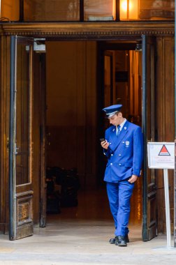 Paris Academie üniforma girişinde erkeklerde cep telefonu görünüyor. Paris, Fransa, 04 Ekim 2014