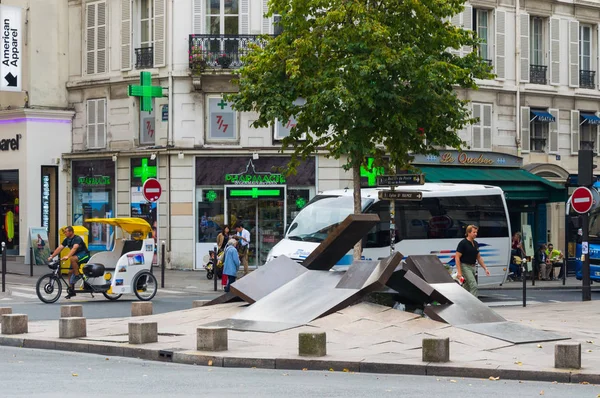 Trhlina zemi. Moderní umění. Ulice instalace v Paříži, 04 Říjen 2014 — Stock fotografie