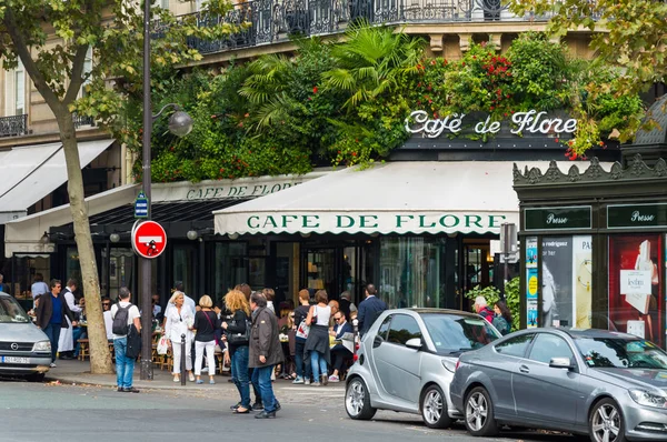 The cafe De Flore is one of the oldest cafe in Paris, located in 6th arrondissement.It was associated with Jean Paul Sartre, , Albert Camus, Pablo Picasso. Paris, France, October, 04, 2014 — Stock Photo, Image