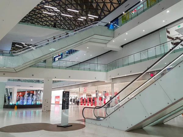작업 시간이 끝나면 마지막 방문자 쇼핑 센터를 둡니다. 쇼핑 센터 Megamag입니다. 로스토프 지역, 로스토프 돈 러시아에. 2018 년 1 월 16 일 — 스톡 사진