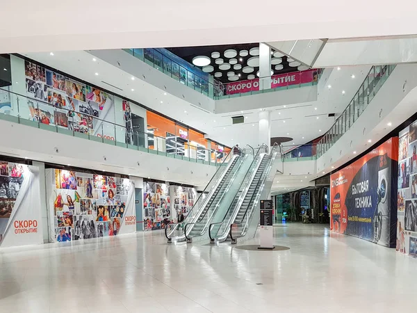 Os últimos visitantes saem do shopping center quando o horário de trabalho termina. Centro comercial Megamag. Região de Rostov, Rostov em Don Russia. 16 de janeiro de 2018 — Fotografia de Stock