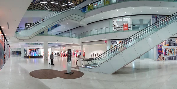 Os últimos visitantes saem do shopping center quando o horário de trabalho termina. Centro comercial Megamag. Região de Rostov, Rostov em Don Russia. 16 de janeiro de 2018 — Fotografia de Stock