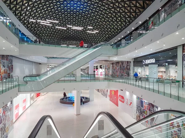 Gli ultimi visitatori lasciano il centro commerciale quando finisce l'orario di lavoro. Centro commerciale Megamag. Regione di Rostov, Rostov su Don Russia. gennaio 16, 2018 — Foto Stock