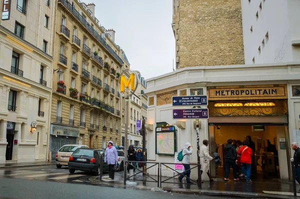 France, Paris, October 6, 2014: People enter the metro station — Stock Photo, Image