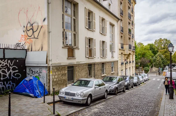 França, Paris, 6 de outubro de 2014: edifícios residenciais de Paris. Arquitetura antiga de Paris, bela fachada, típicas casas francesas. Desabrigados ou refugiados vivem em tendas nas ruas de Paris — Fotografia de Stock