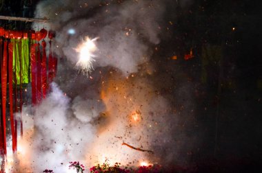 Ateş ve havai fişek patlamadan sonra duman
