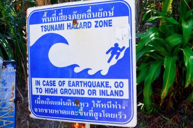 Tsunami. Bir işareti ile olası bir tsunami hakkında bilgi. Aşınma izleri. Tsunami durumunda tahliye yolu. Bilgi yönetim kurulu sahilde. Tehlikeleri. Deniz suyu yıkıcı güç.