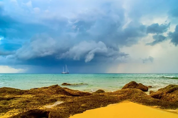 Яхта, плывущая в бурном море. Тёмный Громовой фон. Драматическое облако бури. Дангер в море . — стоковое фото