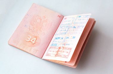 Rus pasaportu sınır kapısı üzerinde damgalı. Kalkış ve varış Göçmenlik pullar.