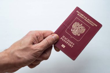 Beyaz arka plan üzerinde elinde Rus yabancı pasaport