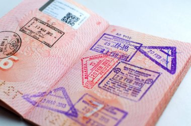 Rus pasaportu sınır kapısı üzerinde damgalı. Kalkış ve varış Göçmenlik pullar.