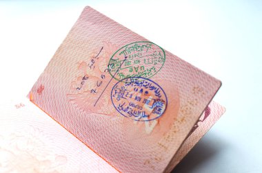 Rus pasaportu sınır kapısı üzerinde damgalı. Kalkış ve varış Göçmenlik pullar.