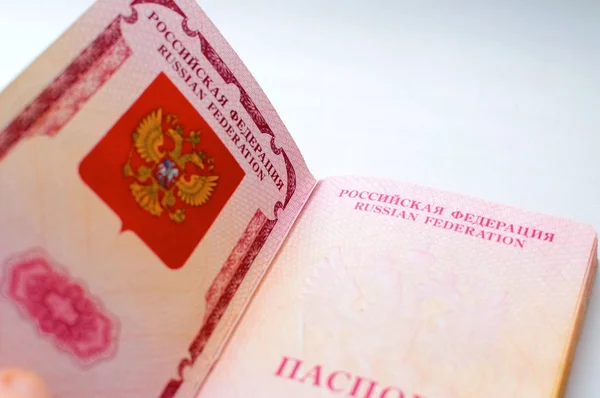 Abrir na primeira página Passaporte russo sobre fundo branco — Fotografia de Stock