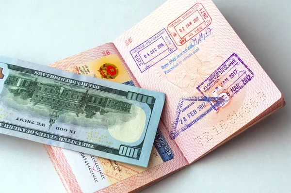 护照上的越南签证标签的碎片, 护照上的入境印章, 100 美元钞票 — 图库照片