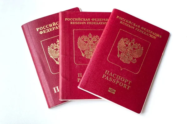 Três passaporte do cidadão da Federação russa em um contexto branco — Fotografia de Stock