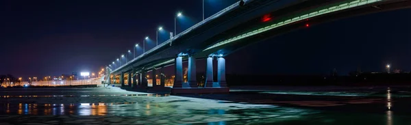 Vista noturna da ponte iluminada acima do rio Don em Rostov-on-Don na Rússia — Fotografia de Stock