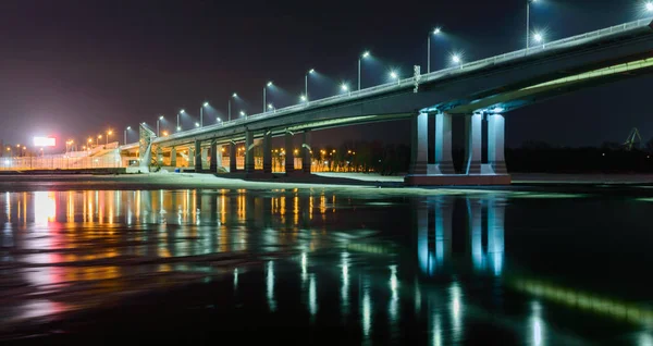 Νυχτερινή άποψη της φωτισμένη γέφυρα πάνω στον ποταμό Ντον στο Ροστόφ στη Ρωσία — Φωτογραφία Αρχείου