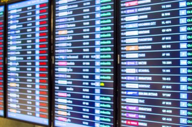 Uçuş kurulu havaalanında fotoğraf görüntü.