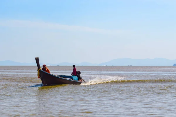 Longtail βάρκες στην θάλασσα Andaman, Ταϊλάνδη — Φωτογραφία Αρχείου