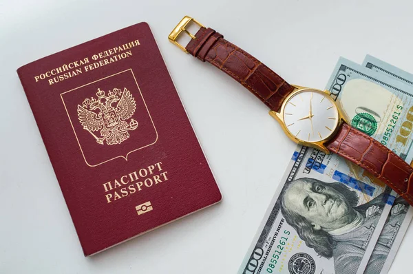 Hora de viajar. Duas notas de 100 dólares americanos cada, passaporte russo sobre fundo branco — Fotografia de Stock