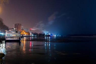 Rostov-on-Don çıkabilir Doğu gece manzara Don Nehri üzerinde. Nehir gemisi kış bağlama içinde