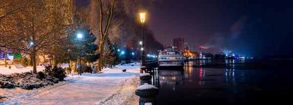 Vista notturna dal terrapieno di Rostov-sul-Don sul fiume Don a est. Nave da crociera fluviale in ormeggio invernale — Foto Stock