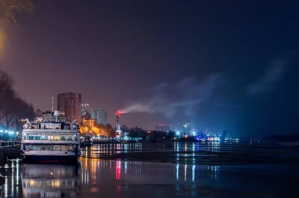 从罗斯托夫堤上的夜景到东边的河床上。冬季停泊的内河游船 — 图库照片