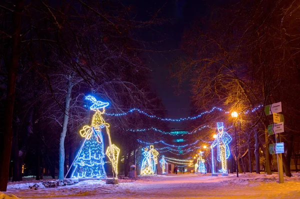 Rusland, Rostov on Don, 24 januari 2018: licht silhouetten van beelden op de laan van het park van de revolutie op een winternacht. — Stockfoto