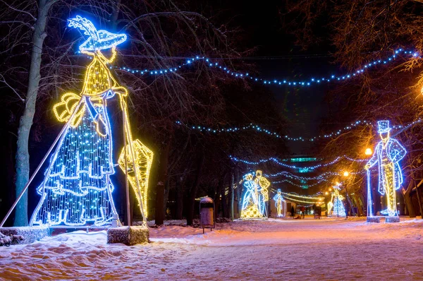 Rússia, Rostov em Don, 24 de janeiro de 2018: silhuetas leves de estátuas na avenida do parque da Revolução em uma noite de inverno . — Fotografia de Stock