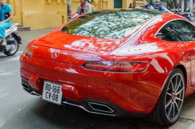 Hanoi, Vietnam - 6 Aralık 2016: Mercedes Benz Gts Amg araba sokaklarda