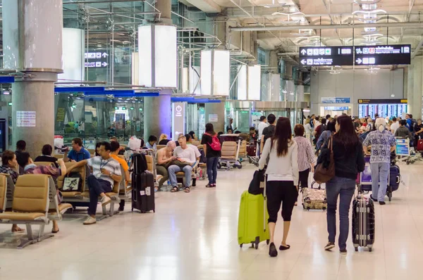 Tailandia, Bangkok, 04 de diciembre de 2016: Escena interior del aeropuerto. Pueblos en puerta esperándolos vuelo dentro del aeropuerto internacional, viajero en viaje de negocios, viaje de vacaciones, etc. . — Foto de Stock