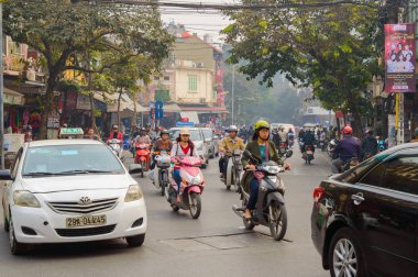 Hanoi, Vietnam - 05 Aralık 2016: Hanoi Old Quarter araba ve motosiklet trafikte.