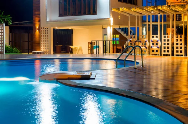 Piscina abierta por la noche — Foto de Stock