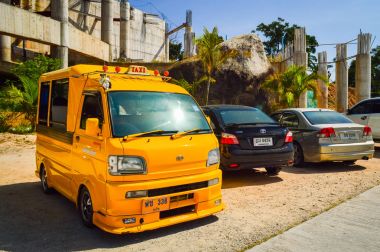 Tayland, Phuket, 06 Şubat 2013: Tuk-tuk moto taksi Park çok üzerinde. Ünlü Tay moto taksi tuk-tuk denilen ülke ve popüler ulaşım bir dönüm noktası olduğunu.