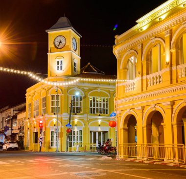 Tayland, Phuket, 31 Ocak 2017: Gece sokak aydınlatma ve eski binalar Phuket town, Tayland