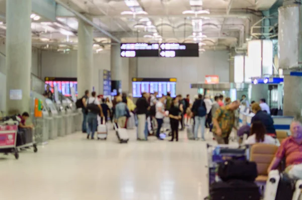 Enfoque borroso personas en la puerta de espera para ellos vuelo dentro del aeropuerto internacional, viajero en viaje de negocios, viaje de vacaciones, etc. . — Foto de Stock