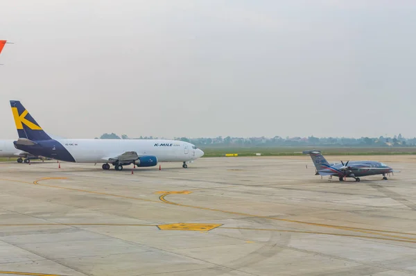 Ανόι, Βιετνάμ - 04 Δεκεμβρίου 2016: K-μίλι Ασία αεροπλάνο και μικρών επιχειρήσεων αεριωθούμενο αεροπλάνο στο αεροδρόμιο του Ανόι Αεροδρόμιο. — Φωτογραφία Αρχείου