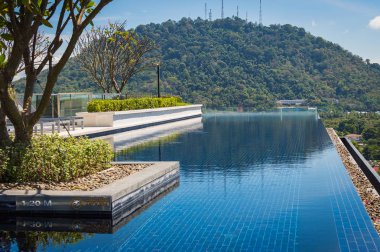 Güzel manzaralı çatı katı terasında yüzme havuzu