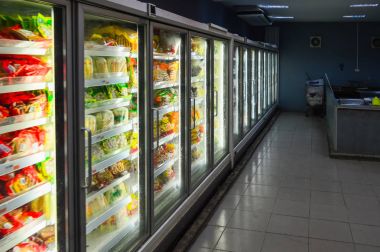 Farklı vakum et ürünleri ile soğutucu rafları