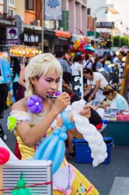 Phuket, Tayland - 03 Şubat 2017: Kimliği belirsiz Asyalı kadın eski şehir Phuket Festivali