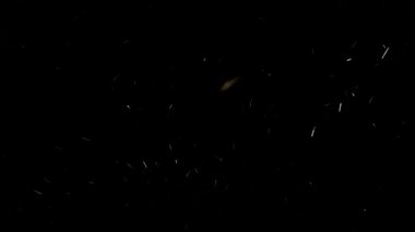 Siyah arka plan üzerine rüzgar ile gerçekçi doğal kar taneleri düşüyor.