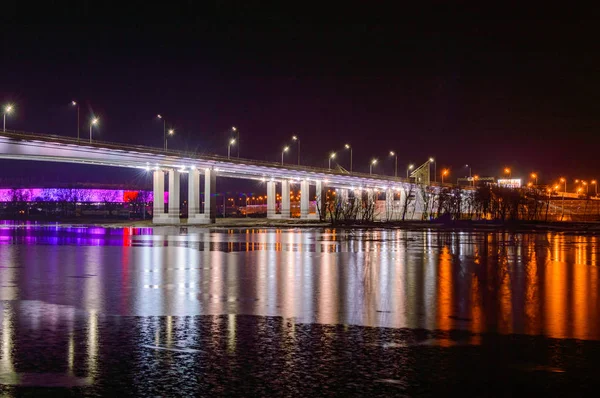 Vista nocturna del puente iluminado sobre el río Don en Rostov-on-Don en Rusia —  Fotos de Stock