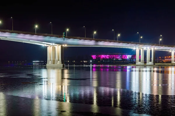 Nacht uitzicht op de verlichte brug boven rivier Don in Rostov aan de Don in Rusland — Stockfoto