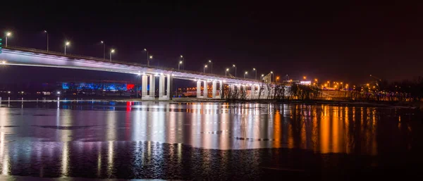 Vista nocturna del puente iluminado sobre el río Don en Rostov-on-Don en Rusia — Foto de Stock